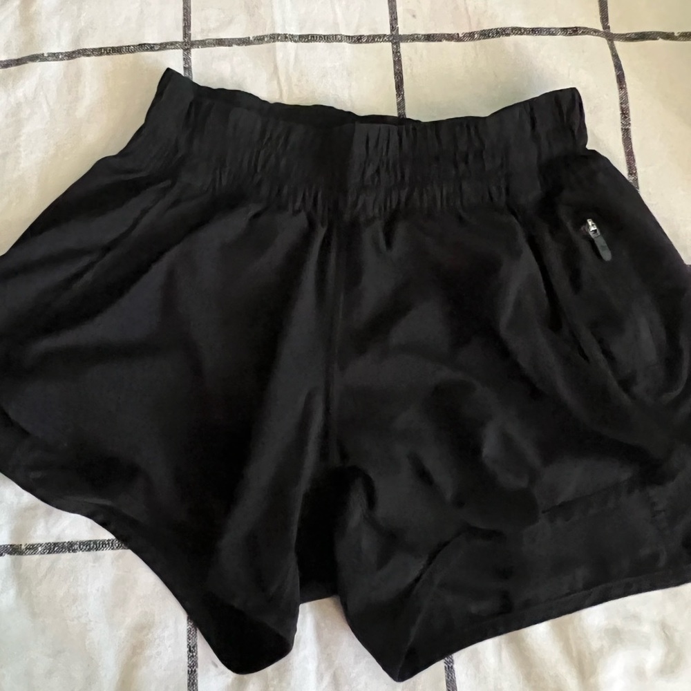 black lululemon shorts